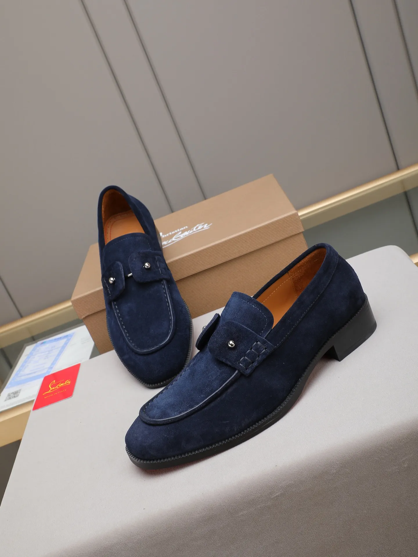 PP580 CL New formal dress shoes Christia* Loubouti* red-soled shoes GREGGO men's Oxford shoes Official price Made of imported high-mercerized suede, glossy small square tip design, iconic red outsole, extremely personalized shoe style, original color cowhide lining, original Italian leather outsole; fine workmanship, bringing you a luxurious experience. Clean silhouette and straightforward, GREGGO men's Oxford shoes It is an Oxford shoe type born for city roaming. Standard leather shoe size: 38～44# (45🉑️customized)